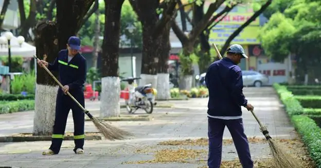 how much do gutter cleaning companies make