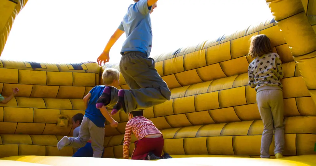 how much does it cost to run a bounce house
